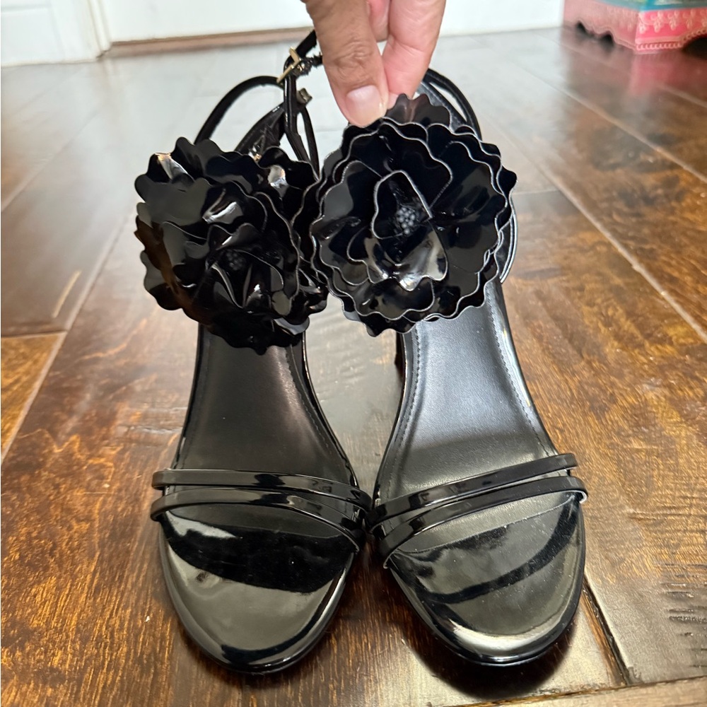 EXPRESS Elegant Black Women's Sandals with Floral Accent